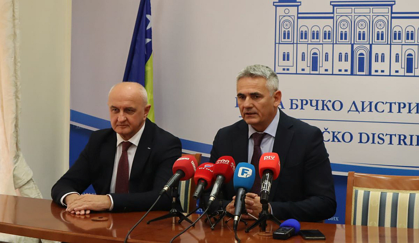 БРЧКО, 6. ОКTОБРА /СРНА/ - Министар енергетике и рударства Републике Српске Петар Ђокић и градоначелник Брчког Синиша Милић током данашњег састанка исказали су спремност да се дистрикт настави снабдијевати електричном енергијом из "Електропривреде Републике Српске", а наглашена је и потреба за развојем гасне мреже.