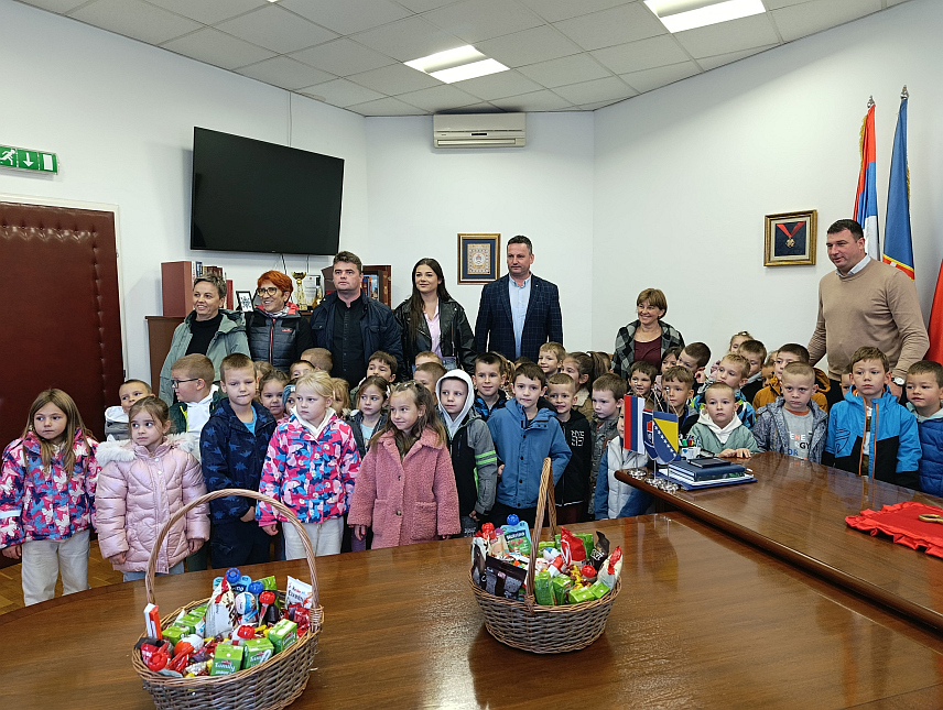 МРКОЊИЋ ГРАД, 7. ОКТОБРА /СРНА/ - Поводом обиљежавања Недјеље дјетета, Општинска управа Мркоњић Град организовала је данас пријем за малишане из вртића "Миља Ђукановић", а том приликом симболично су им уручени кључеви града које је преузео петогодишњи Андрија Бјелајац.