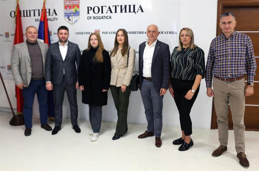 РОГАТИЦА, 7. ОКТОБРА /СРНА/ - Начелник општине Рогатица Нинослав Прелић организовао је пријем за ученицу четвртог разреда Средњошколског центра "27. јануар" Јелену Ђурић која ће представљати школу, општину и Републику Српску на Међународној олимпијади из руског језика у Москви.