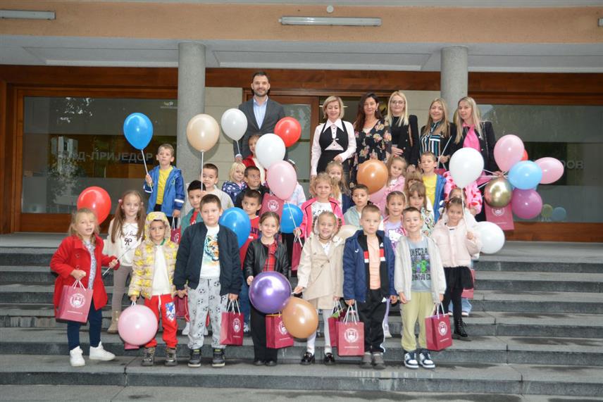 ПРИЈЕДОР, 7. ОКТОБРА /СРНА/ - Градоначелник Приједора Слободан Јавор уприличио је данас пријем за дјецу из вртића "Радост" и ученике Основне школе "Бранко Ћопић" у оквиру низа активности којима град обиљежава Недјељу дјетета.