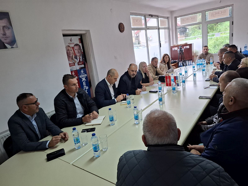 ВИШЕГРАД, 7. ОКТОБРА /СРНА/ – Лидери општинских одбора странака владајуће коалиције у Вишеграду дали су пуну подршку заједничком кандидату за предсједника Републике Српске Синиши Карану.	
