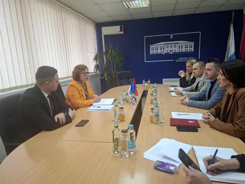 ФОЧА, 7. ОКТОБРА /СРНА/ - Министар управе и локалне самоуправе Републике Српске Сенка Јујић на састанку са начелником Фоче Миланом Вукадиновићем и његовим сарадницима.