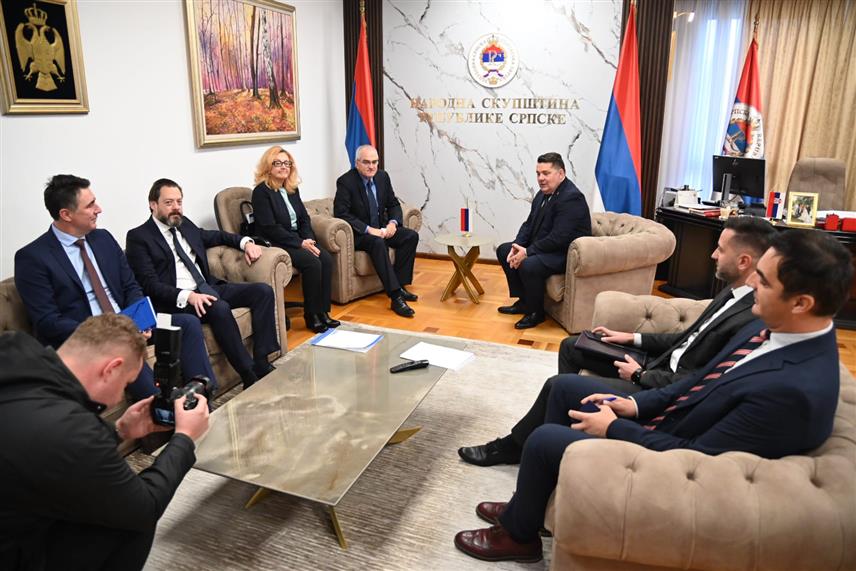 БАЊАЛУКА, 8. ОКТОБРА /СРНА/ - Предсједник Народне скупштине Републике Српске Ненад Стевандић на састанку са новоименованим шефом Мисије ОЕБС-а у БиХ Риком Холцаплом.