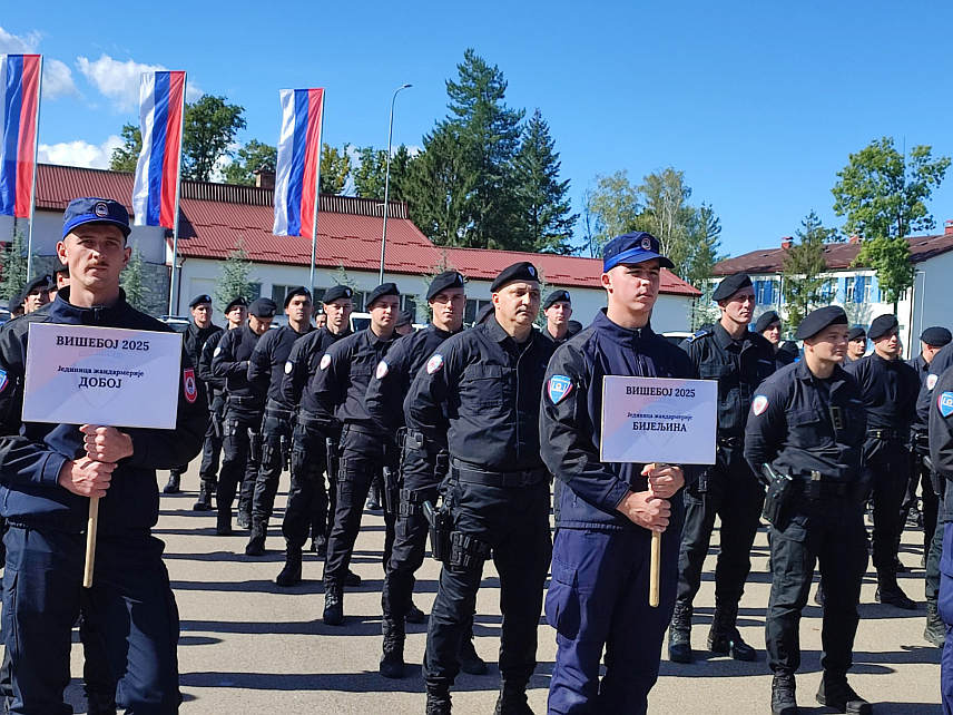 БАЊАЛУКА, 8. ОКТОБРА /СРНА/ - Министар унутрашњих послова Републике Српске Жељко Будимир отворио је данас у Залужанима код Бањалуке "Жандармеријски вишебој" у којем учествују припадници свих јединица Жандармерије, Специјалне антитерористичке јединице и Првог батаљона Шесте пјешадијске бригаде Трећег пјешадијског Република Српска пука.