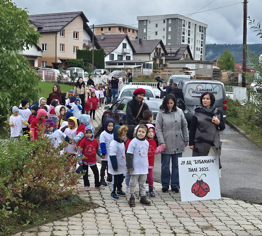 ПАЛЕ, 8. ОКТОБРА /СРНА/ - На Палама је данас обиљежена Међународна недјеља дјетета, с циљем промовисања инклузије, емпатије и међугенерацијске солидарности, уз учешће више до 100 малишана паљанског вртића "Бубамара" и чланова Удружења "Сунце".