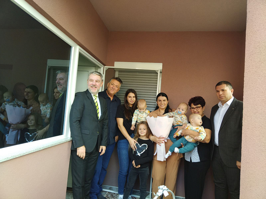 БИЈЕЉИНА, 8. ОКТОБРА /СРНА/ - Министар здравља и социјалне заштите Републике Српске Ален Шеранић и директор Јавног фонда за дјечију заштиту Недељко Јовић посјетили су данас породицу Годушевић из Јање која је добила тројке и уручили им ваучер Фонда од 3.000 КМ.