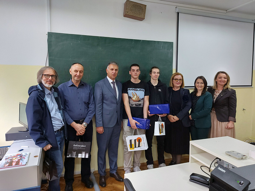 БАЊАЛУКА, 8. ОКТОБРА /СРНА/ - Министар просвјете и културе Републике Српске Боривоје Голубовић посјетио је данас Електротехничку школу "Никола Тесла" у Бањалуци, те истакао значај остварених резултата ученика Павла Трнића и Драгана Добријевића у Русији, који су доказ да образовање у Српској стоји на добрим темељима.