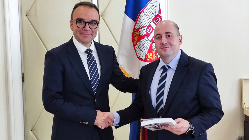 БЕОГРАД, 8. ОКТОБРА /СРНА/ - Амбасадор БиХ у Србији Александар Врањеш уручио је данас је монографију "Наша исповијест 2", други дио потресних свједочења жена жртава рата из Републике Српске од 1992. до 1995. године генералном секретару Министарства спољних послова Србије Душану Козареву.