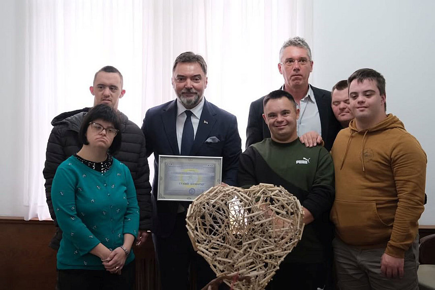 САРАЈЕВО, 8. ОКТОБРА /СРНА/ - Замјеник предсједавајуће Савјета министара Сташа Кошарац захвалио је својим другарима из Даун синдром центра из Бањалуке за захвалницу и најљепшем поклону који је добио од њих, ручно израђеном срцу са дивном посветом.