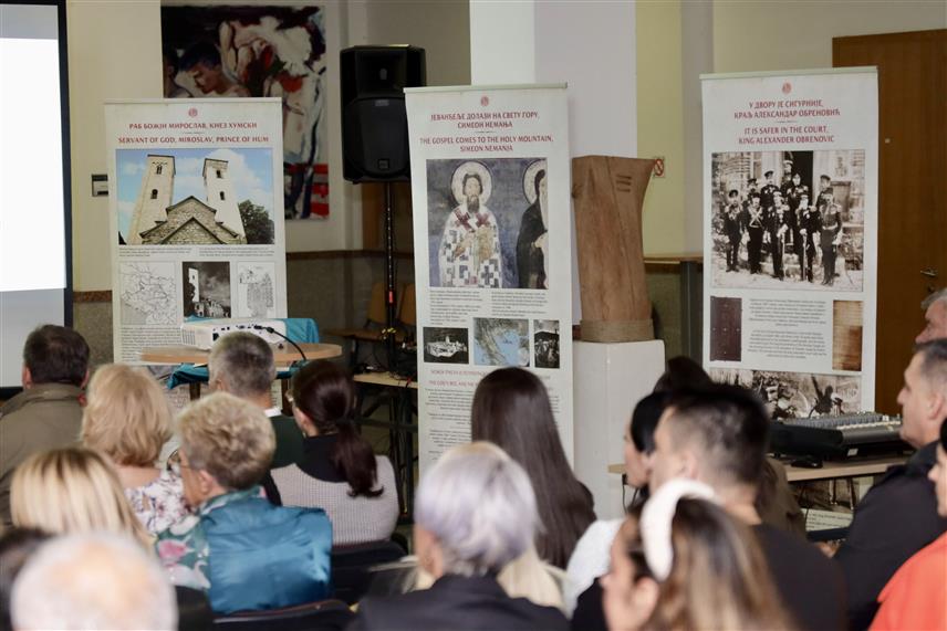 ПАЛЕ, 8. ОКТОБРА/СРНА/ - На Економском факултету Пале вечерас је отворена изложба најбоље израђеног факсимила најстарије српске ћириличке књиге Мирослављевог јеванђеља, а сви заинтересовани моћи ће да је погледају до суботе, 11. октобра.