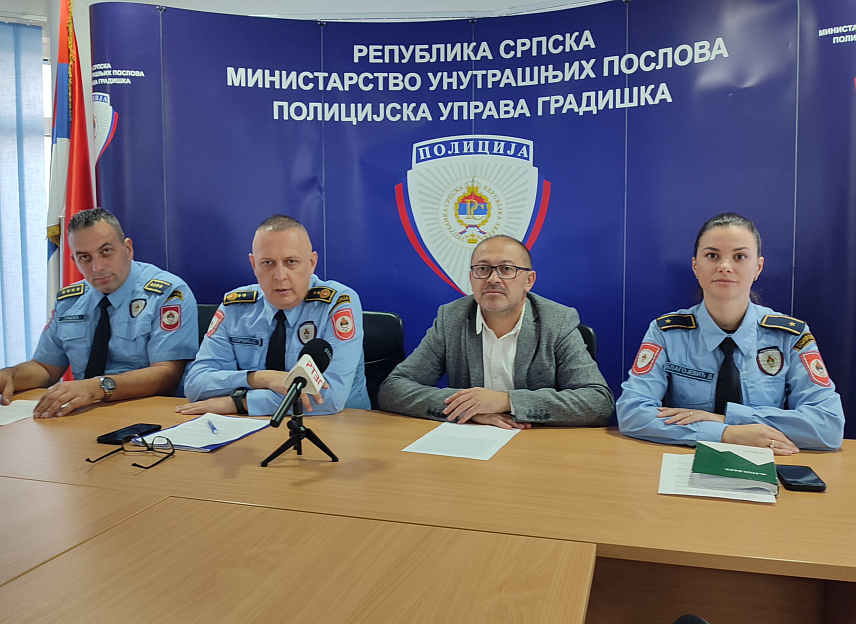 ГРААДИШКА, 9. ОКТОБРА /СРНА/ - На подручју у надлежности Полицијске управе Градишка у протеклих девет мјесеци евидентирано је 226 илегалних миграната, док их је у истом периоду лани било 507, речено је на конференцији за новинаре представника ове управе.