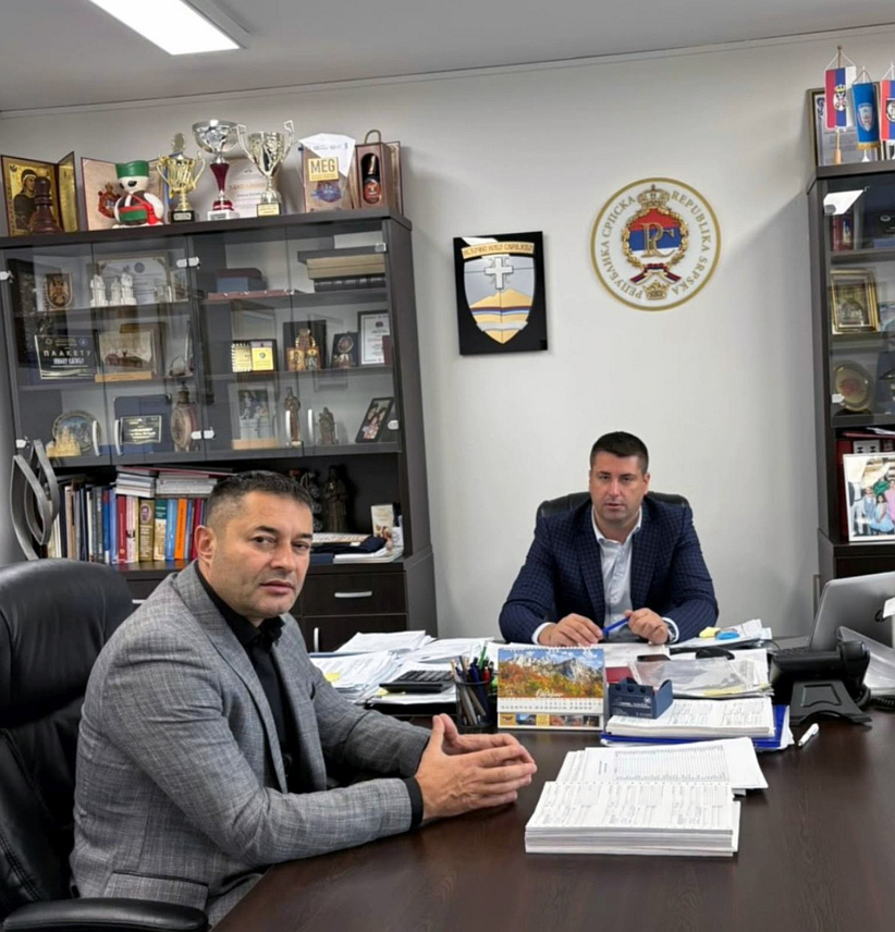 ИСТОЧНО НОВО САРАЈЕВО, 9. ОКТОБРА /СРНА/ - Директор "Електродистрибуције" Пале Ацо Станишић разговарао је данас са начелником општине Источно Ново Сарајево Јованом Катићем о развојним плановима ове локалне заједнице, те потребним инвестицијама у електро-енергетску мрежу како би правовремено било ријешено питање напајања новоизграђених објеката електричном енергијом.