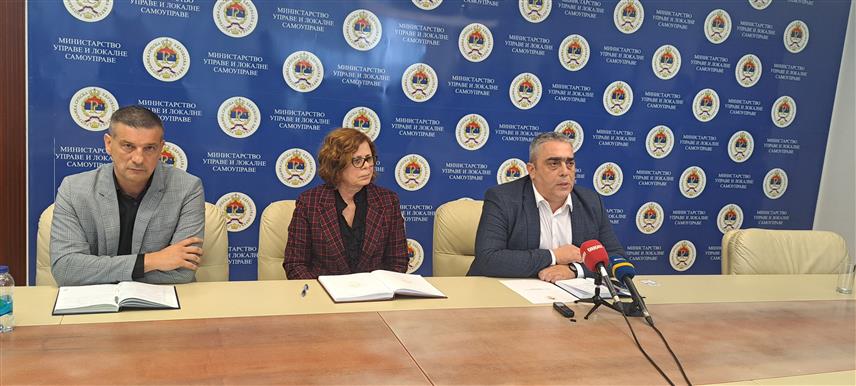 БАЊАЛУКА, 9. ОКТОБАР /СРНА/ - Предсједник Синдиката локалне самоуправе, управе и јавних служби Српске Бранко Зеленовић, ,инистар управе и локалне самоуправе Републике Српске Сенка Јујић и предсједник Синдиката управе Божо Марић на конференцији за новинаре.