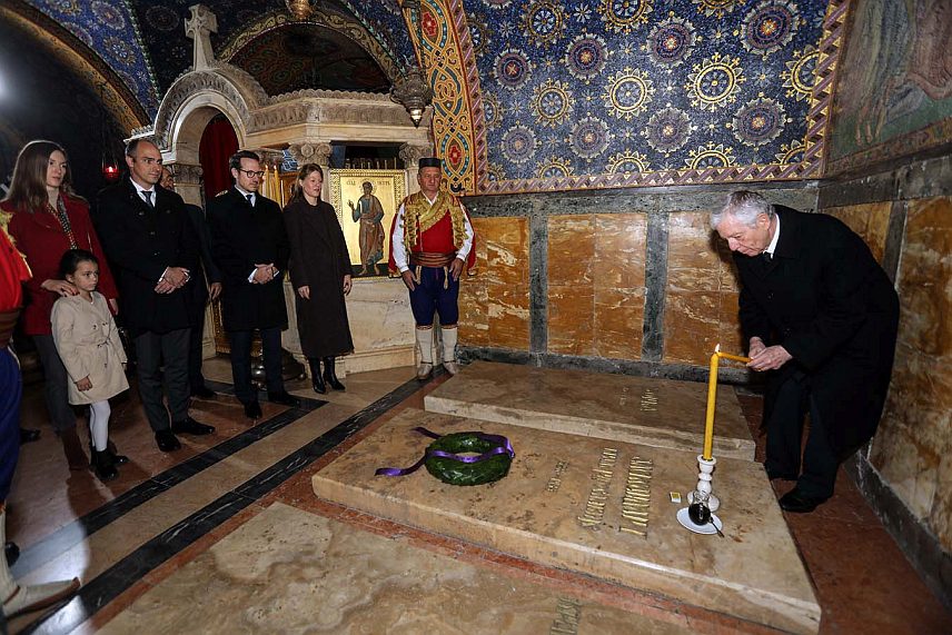 БЕОГРАД/ОПЛЕНАЦ, 9. ОКТОБРА /СРНА/ - У Маузолеју Карађорђевића, цркви Светог Ђорђа на Опленцу данас је обиљежена 91 година од атентата на краља Александра Првог Ујединитеља, првог краља Краљевине Срба, Хрвата и Словенаца, а касније Краљевине Југославије од 1921. до 1934. године.	