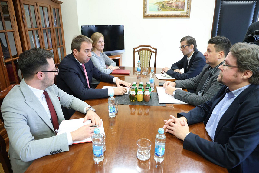 БАЊАЛУКА, 9. ОКТОБРА /СРНА/ - Министар правде Републике Српске Горан Селак је данас посјетио Правни факултет Универзитета у Бањалуци гдје је са деканом Зораном Васиљевићем разговарао о досадашњој и будућој сарадњи ове високошколске установе и Министарства правде.