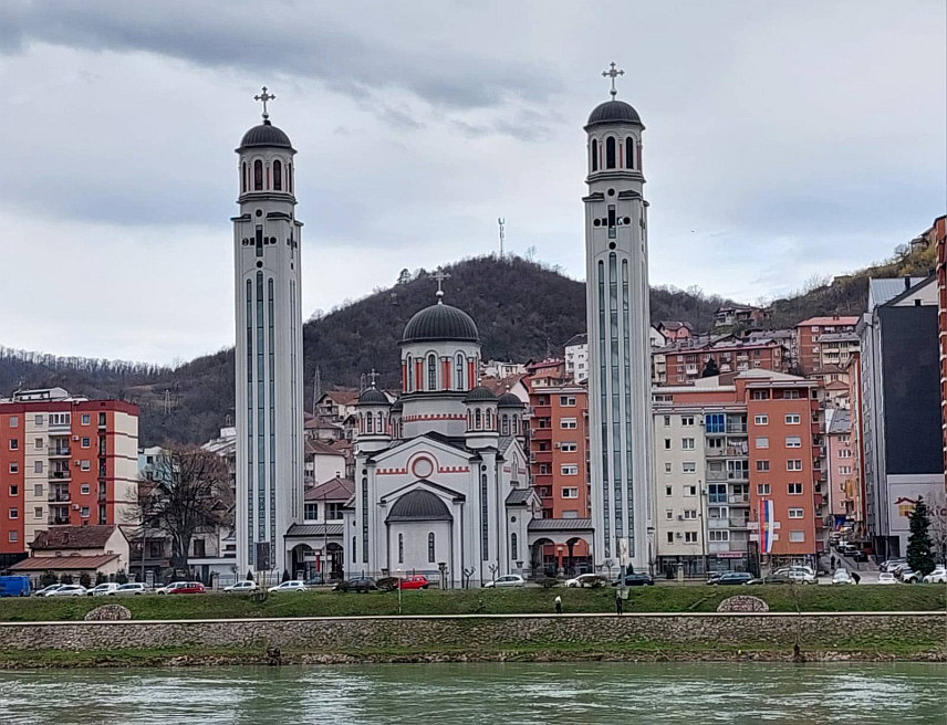 ЗВОРНИК, 10. НОВЕМБРА /СРНА/ - Град Зворник кум је славе Светог Арсенија Сремца, коју данас прославља Пећка патријаршија.Саборни храма у Зворнику посвећен Рођењу Пресвете Богородице оранизовао је одлазак Зворничана на Косово и Метохију да присуствују слави Пећке патријаршије.