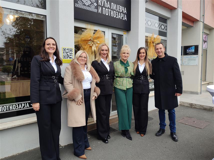 ГРАДИШКА, 10. НОВЕМБРА /СРНА/ - Кућа Лијевча и Поткозарја, која послује у оквиру Туристичке организације Градишка, грађанима и туристима нуди велики број домаћих производа, еколошки узгојене хране и сокова, и тиме већ пет година доприноси развоју туризма на овом подручју.