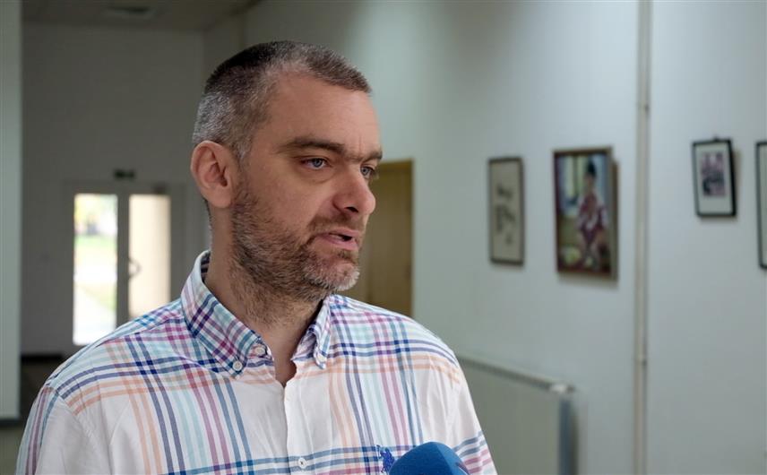 БАЊАЛУКА, 10. НОВЕМБРА /СРНА/ - Доктор комуниколошких наука Борислав Вукојевић истакао је за Срну да ова титула, коју је стекао на Универзитету у Бањалуци, представља круну научног рада и да је његов циљ да се теоријска знања преведу у праксу с обзиром на нове технологије и неопходност примјене у свакодневном животу.