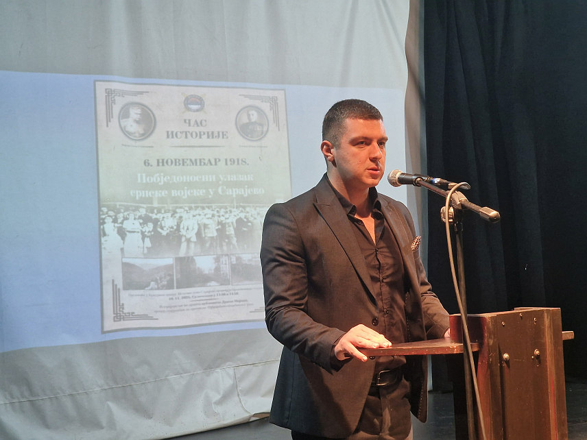 ИСТОЧНО САРАЈЕВО, 10. НОВЕМБРА /СРНА/ - Улазак побједничке српске војске у Сарајево 6. новембра 1918. године представља апсолутно највећи догађај у историји Срба са ових простора, а овај дан ослобођења се нажалост више не спомиње у Сарајеву, рекао је данас на историјском часу у Источном Сарајеву официр Војске Републике Српске Драган Мијовић.