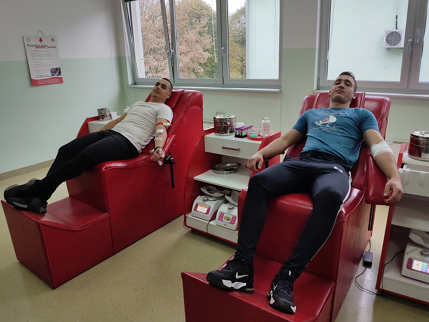 ГРАДИШКА, 10. НОВЕМБРА /СРНА/ - Више од 80 средњошколаца из Градишке пријавило се да добровољно да крв у тродневној акцији градског Црвеног крста, која почиње данас.