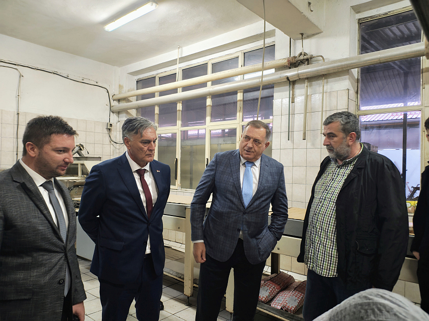 РОГАТИЦА, 10. НОВЕМБРА /СРНА/ - Предсједник Милорад Додик и министар за научнотехношки развој и високо образовање Републике Српске Синиша Каран у посјети фирми "Пауер" у Рогатици.