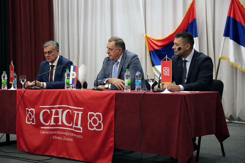 ПАЛЕ, 10. НОВЕМБРА /СРНА/ - Предсједник СНСД-а Милорад Додик позвао је вечерас становнике Пала да на предстојећим изборима гласају за кандидата СНСД-а Синишу Карана како би Српска била одбрањена и сви позитивни економски трендови које предводи СНСД са својим коалиционим партнерима били настављени како у Републици, тако и у свим локалним заједницама.