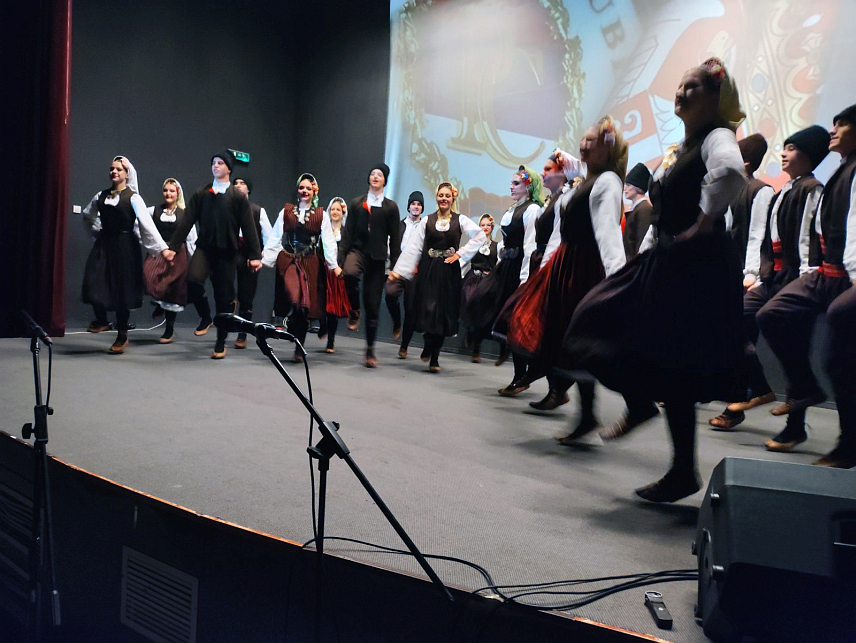 БРАТУНАЦ, 10. НОВЕМБРА /СРНА/ - У оквиру манифестације "Дани Србије у Републици Српској", у Братунцу су вечерас наступили чланови више секција Удружења грађана "Ера" из Ужица.