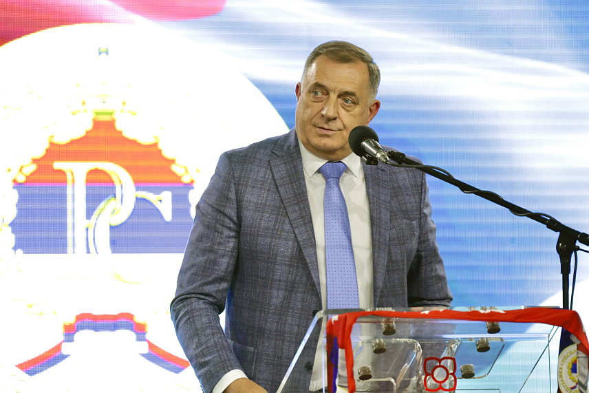 ИСТОЧНО САРАЈЕВО, 10. НОВЕМБРА /СРНА/ - Предсједник СНСД-а Милорад Додик рекао је вечерас у Источном Новом Сарајеву да ће на предстојећим изборима побиједити српски народ, јер неће дозволити да му други бирају предсједника.

