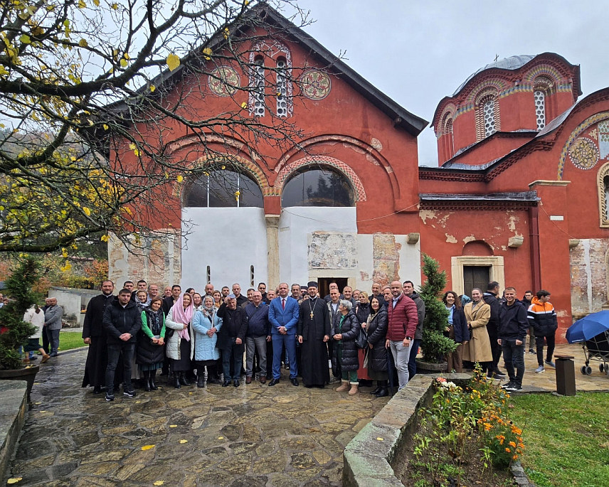 ЗВОРНИК, 11. НОВЕМБРА /СРНА/ - Пећка патријаршија прославила је крсну славу Светог Арсенија Сремца, а домаћин је био град Зворник, за чије је грађане био организован одлазак на Косово и Метохију како би присуствовали обиљежавању.