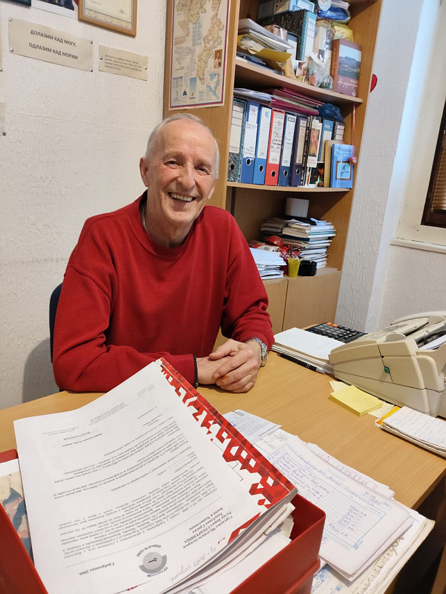 СРЕБРЕНИЦА, 11. НОВЕМБРА /СРНА/ - Милан Стјепановић из Сребренице, који је након четврт вијека поднио оставку на дужност предсједника Удружења обољелих од мултипле склерозе Бирча, чији је и оснивач, каже да не жали што је године посветио раду ове асоцијације јер му је то давало вољу и снагу да се бори за своје, али и здравље свих обољелих од ове болести у регији и Републици Српској.