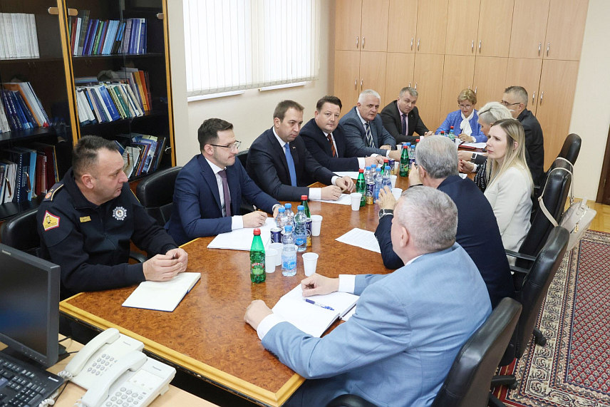 БИЈЕЉИНА, 11. НОВЕМБРА /СРНА/ - Министар правде Републике Српске Горан Селак је данас разговарао са предсједником Окружног суда у Бијељини Зораном Џидом, предсједником Окружног привредног суда Божаном Гужвић, замјеником окружног јавног тужиоца Окружног јавног тужилаштва Сабином Хусејнагић, као и са предсједником Основног суда Османом Мујкићем.