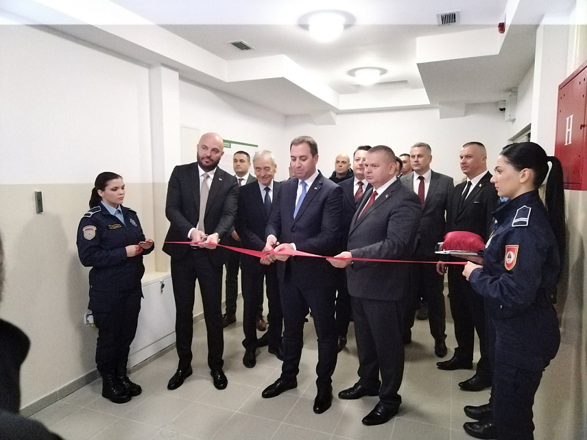 БИЈЕЉИНА, 11. НОВЕМБРА /СРНА/ - Министар правде Републике Српске Горан Селак отворио је данас Притворску јединицу Казнено-поправног завода /КПЗ/ у Бијељини у коју је уложено 13 милиона КМ, од чега је Влада Српске обезбиједила четири милиона КМ.