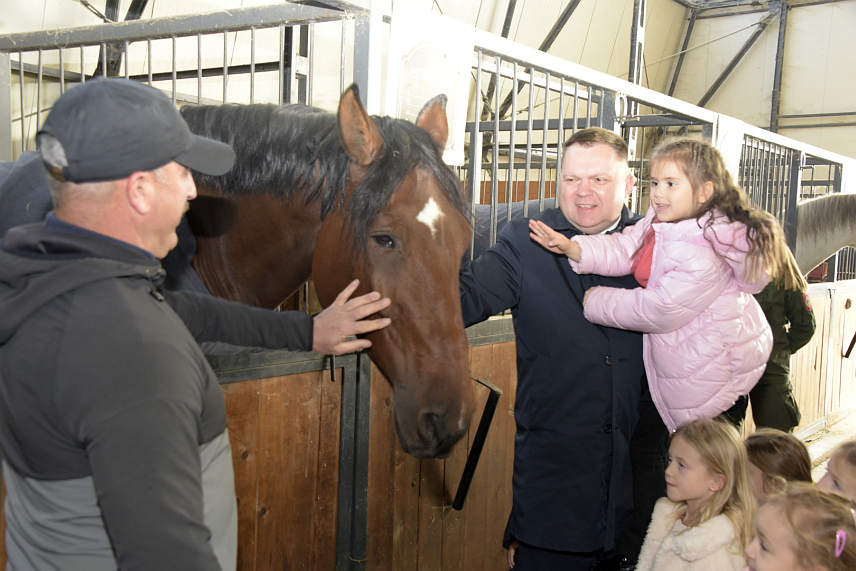 БАЊАЛУКА, 11. НОВЕМБРА /СРНА/ - Министар унутрашњих послова Републике Српске Жељко Будимир присуствовао је дану отворених врата за дјецу предшколског и школског узраста у Центру за обуку у Залужанима, који се одржава у оквиру програма обиљежавања крсне славе МУП-а - Аранђеловдана.