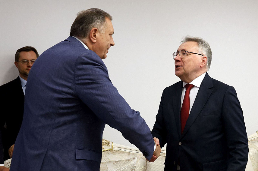 БАЊАЛУКА, 11. НОВЕМБРА /СРНА/ - Предсједник СНСД-а Милорад Додик разговарао је са амбасадором Руске Федерације у БиХ Игором Калабуховом.