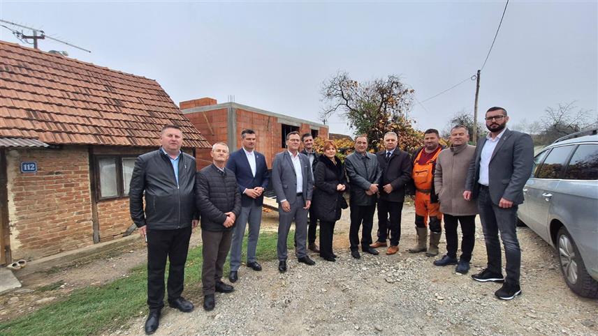 ГРАДИШКА, 11. НОВЕМБРА /СРНА/ - Градња куће породици Драгана Матаругића, сина погинулог борца Војске Републике Српске /ВРС/ у насељу Грбавци код Градишке, примјер је јединства и саборности, рекао је изасланик министра рада и борачко-инвалидске заштите Српске Раденко Топаловић.