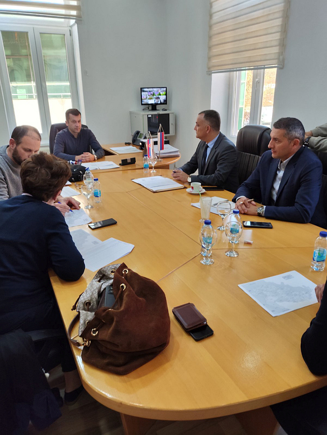 СРЕБРЕНИЦА, 11. НОВЕМБРА /СРНА/ - Помоћник министра за ветеринарства Републике Спрске Негослав Лукић разговарао је са начелником општине Сребреница Милошем Вучићем и стручном Службом о организовању ветеринарског надзора на подручју ове локалне заједнице.