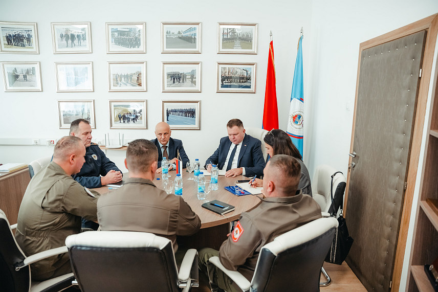 БАЊАЛУКА, 11. НОВЕМБРА /СРНА/ - Министар унутрашњих послова /МУП/ Републике Српске Жељко Будимир и директор Полиције Српске Синиша Кострешевић посјетили су данас Центар за обуку полицијских службеника у Залужанима, који представља јединствен центар и сједиште неколико оперативних управа МУП-а.