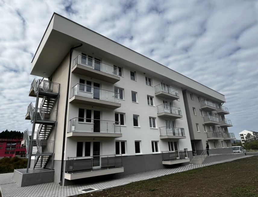 ДРВАР, 11. НОВЕМБРА /СРНА/ – У Дрвару ће сутра бити свечано обиљежен завршетак радова и усељени корисници у вишестамбени објекат који је изграђен у оквиру пројекта ЦЕБ два "Затварање колективних центара и алтернативних смјештаја путем јавних стамбених рјешења".