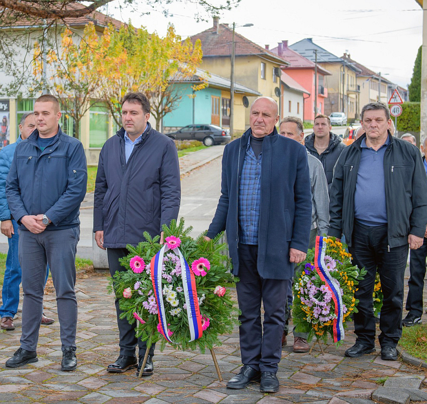 СОКОЛАЦ, 11. НОВЕМБРА /СРНА/ - На Споменик српским добровољцима на Сокоцу данас су положени вијенци поводом Дана примирја у Првом свјетском рату.