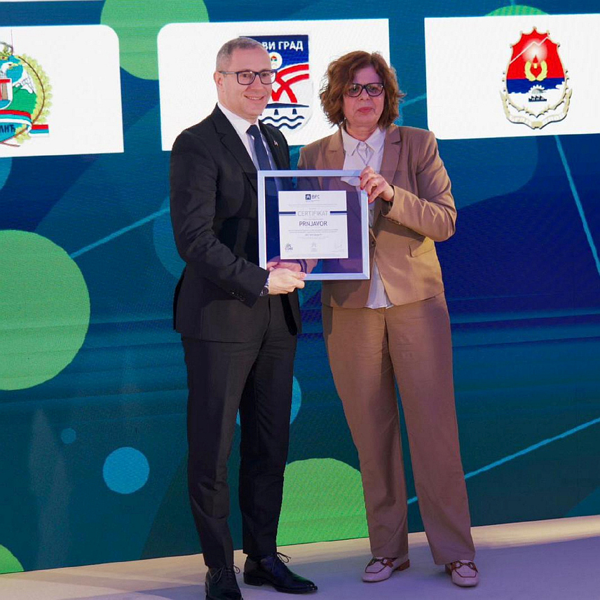 ПРЊАВОР, 11. НОВЕМБРА /СРНА/ - Додјела новог сертификата БФЦ СЕЕ граду Прњавору у Административном центру Владе Српске у Бањалуци.