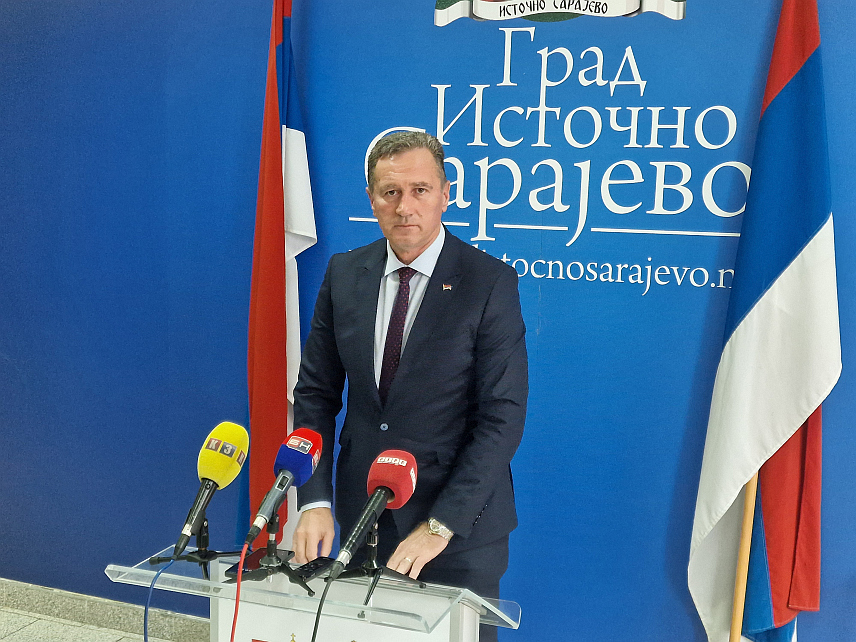 ИСТОЧНО САРАЈЕВО, 11. НОВЕМБРА /СРНА/ - Предсједник Скупштине града Бошко Југовић на конференцији за новинаре у Источном Сарајеву.