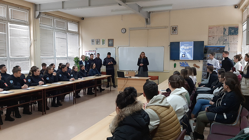 ПРЊАВОР, 11. НОВЕМБРА /СРНА/ - Округли сто у прњаворској гимназији под називом "Зашто млади ћуте?".