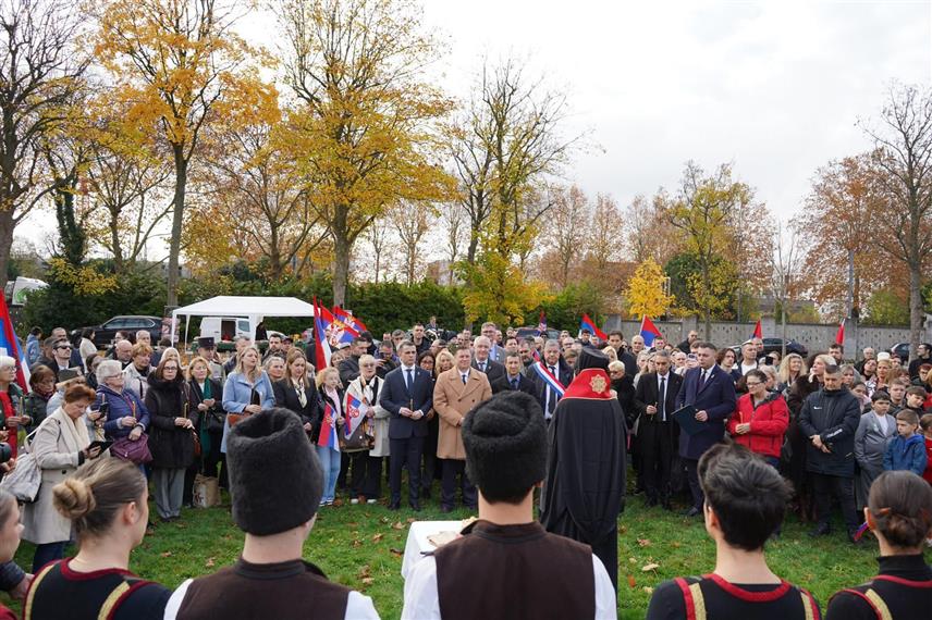 БЕОГРАД/ПАРИЗ, 11. НОВЕМБРА /СРНА/ - Министар без портфеља у Влади Србије задужен за односе са дијаспором Ђорђе Милићевић присуствовао је данас комеморацији на Српском војном гробљу у Тијеу код Париза.