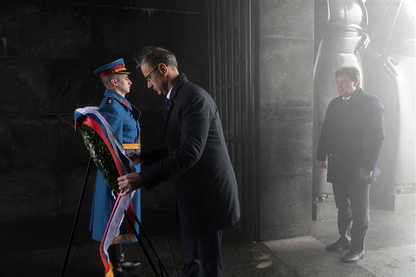 БЕОГРАД, 11. НОВЕМБРА /СРНА/ - Предсједник Владе Србије Ђуро Мацут положио је јутрос вијенац на Споменик незнаном јунаку на Авали, поводом Дана примирја у Првом свјетском рату.