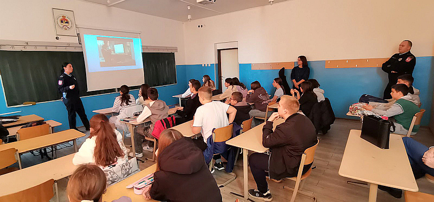 ДОБОЈ, 12. НОВЕМБРА /СРНА/ - Полицијски службеници данас су одржали предавање "Стоп вршњачком насиљу" ученицима осмог разреда Основне школе "Вук Стефановић Караџић" у Добоју.