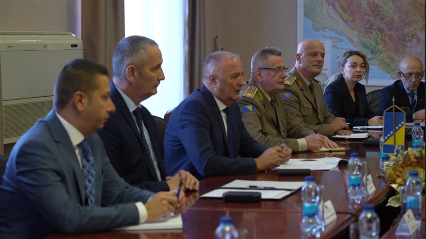 САРАЈЕВО, 12. НОВЕМБРА /СРНА/ - Министар одбране у Савјету министара Зукан Хелез и министар одбране Азербејџана Закир Хасанов потписали су данас у Сарајеву Писмо намјере и План билатералне сарадње за 2026. годину, који представљају корак ка коначном меморандуму о разумијевању и будућем споразуму двије земље.