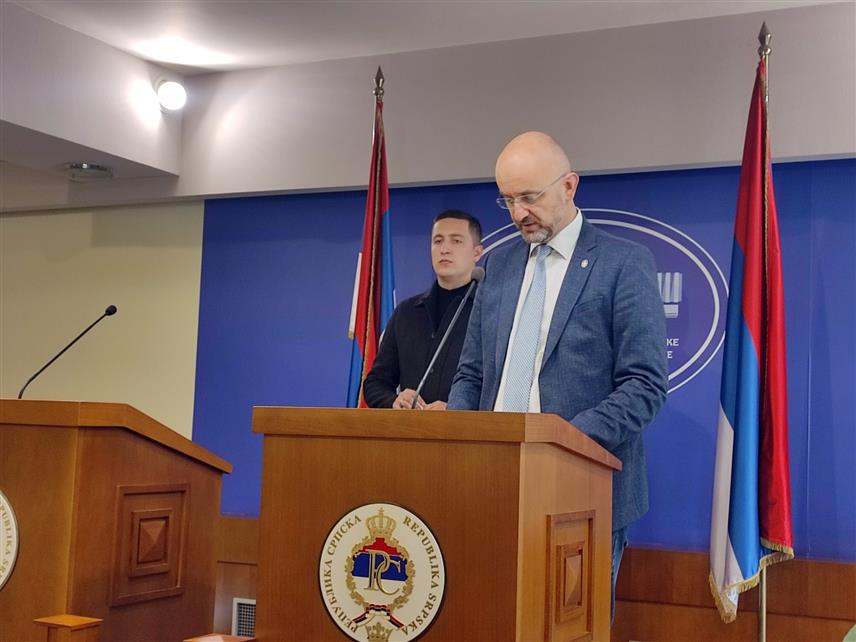 БАЊАЛУКА, 12. НОВЕМБРА /СРНА/ - Шеф Клуба посланика СНСД-а у Народној скупштини Републике Српске Срђан Мазалица и предсједник Законодавног одбора Народне скупштине Младен Илић на конференцији за новинаре.