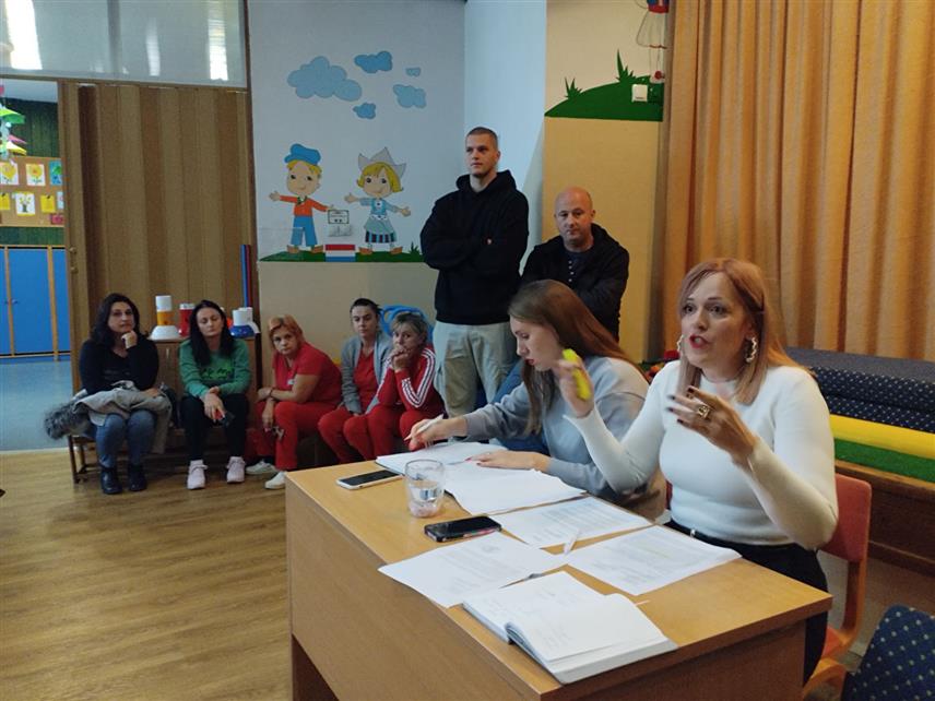 БИЈЕЉИНА, 12. НОВЕМБРА /СРНА/- Штрајк 140 запослених у Дјечијем вртићу "Чика Јова Змај" који брине о 900 дјеце наставља се до испуњења захтјева Градској управи као оснивачу за исплату зарађених плата и накнада.