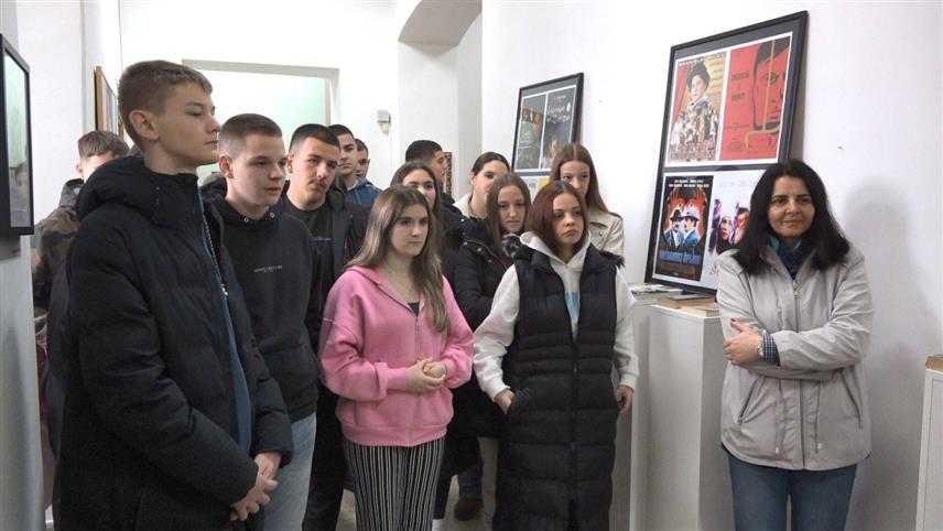 ПРИЈЕДОР, 12. НОВЕМБРА /СРНА/ - Изложба "Књижевна дјела на филмском платну" отворена је данас у Народној библиотеци "Ћирило и Методије" Приједор, а приредила ју је библиотекар ове куће Миладинка Станковић.