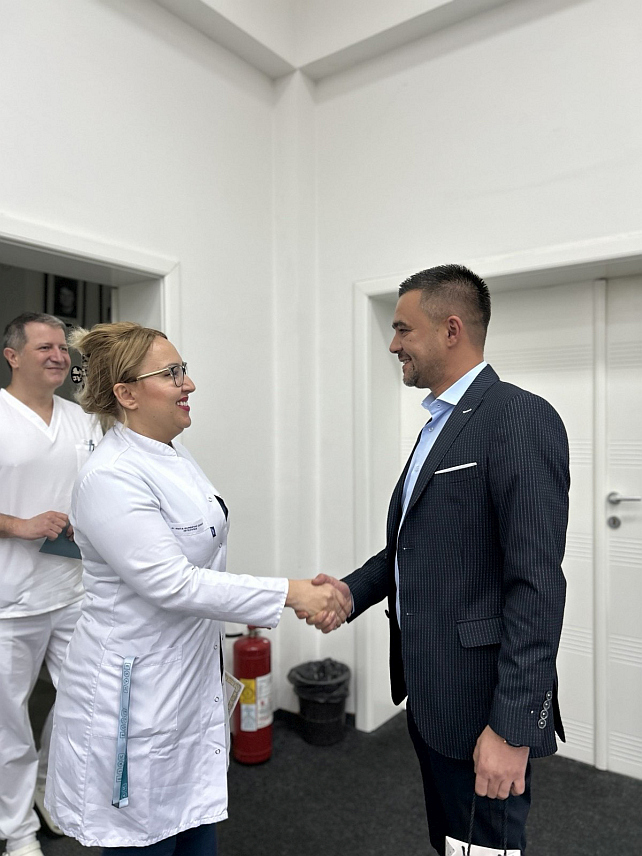 КОЗАРСКА ДУБИЦА, 12. НОВЕМБРА /СРНА/ - Начелник општине Козарска Дубица Игор Савковић данас је уручио донацију за Одјељење гинекологије и акушерства у Болници Градишка, а ријеч је о постељинама за бебе и породиље.